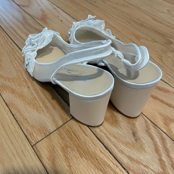 New Betsey Johnson Petra White Floral Slingback Heels - Picture 2 of 5